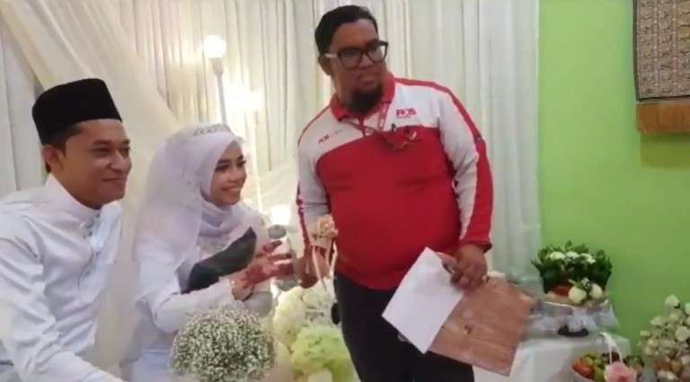 Pengantar paket diajak foto bareng, dong.