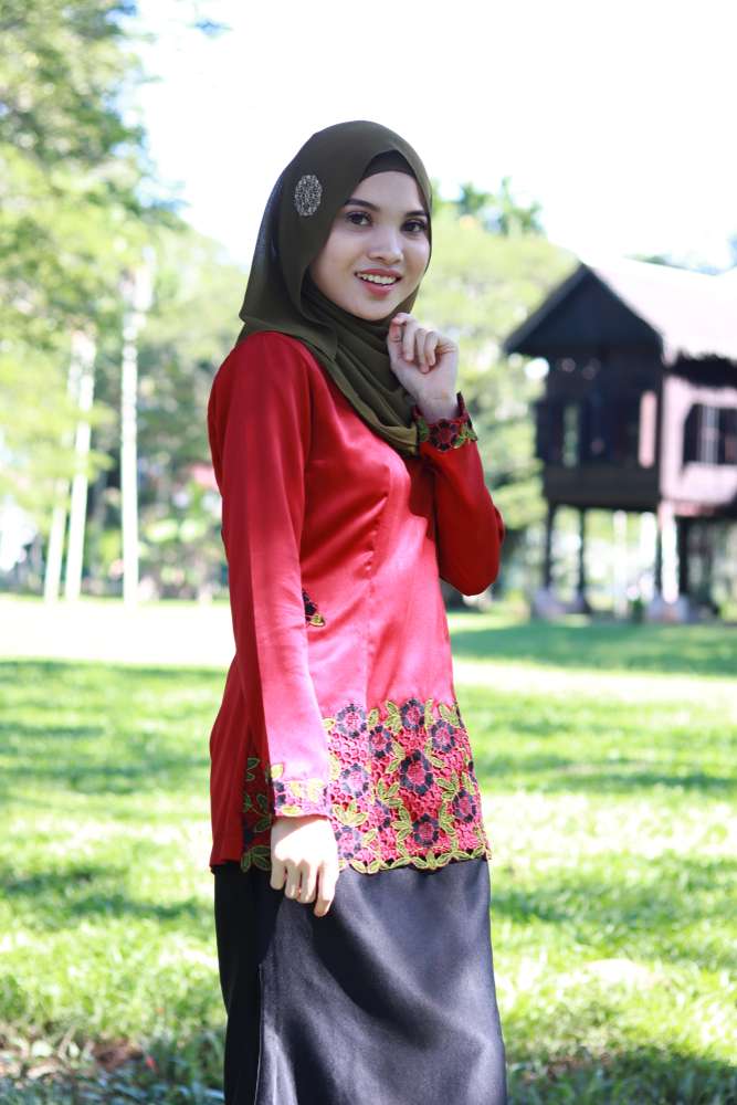 Busana Merah