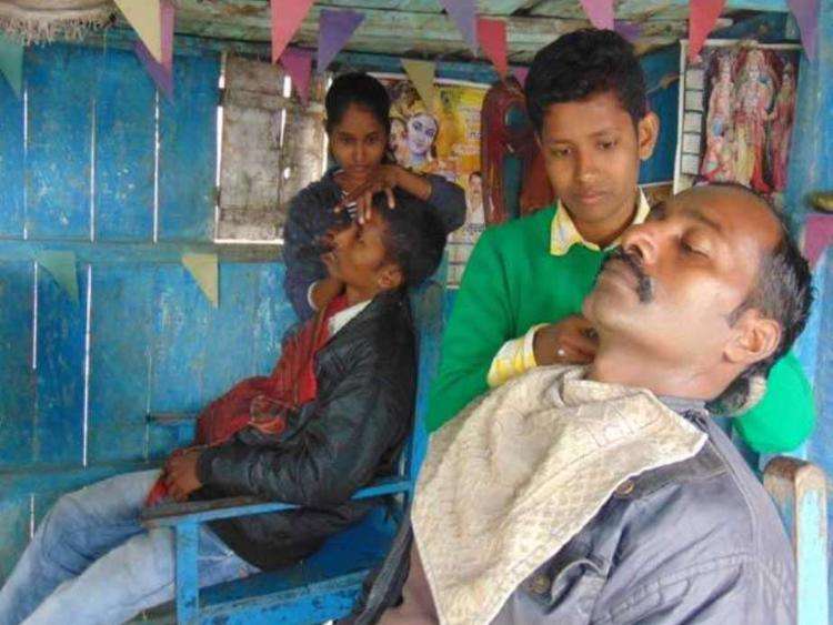 Jyoti dan Neha menyamar sebagai pria.