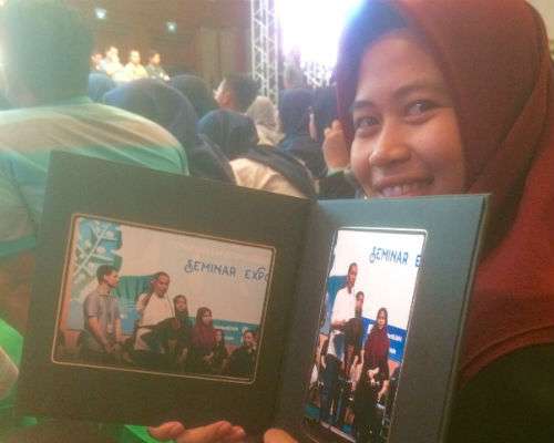 Mahasiswa yang mendapat kesempatan foto bersama Jokowi Mahasiswa yang mendapat kesempatan foto bersama Jokowi