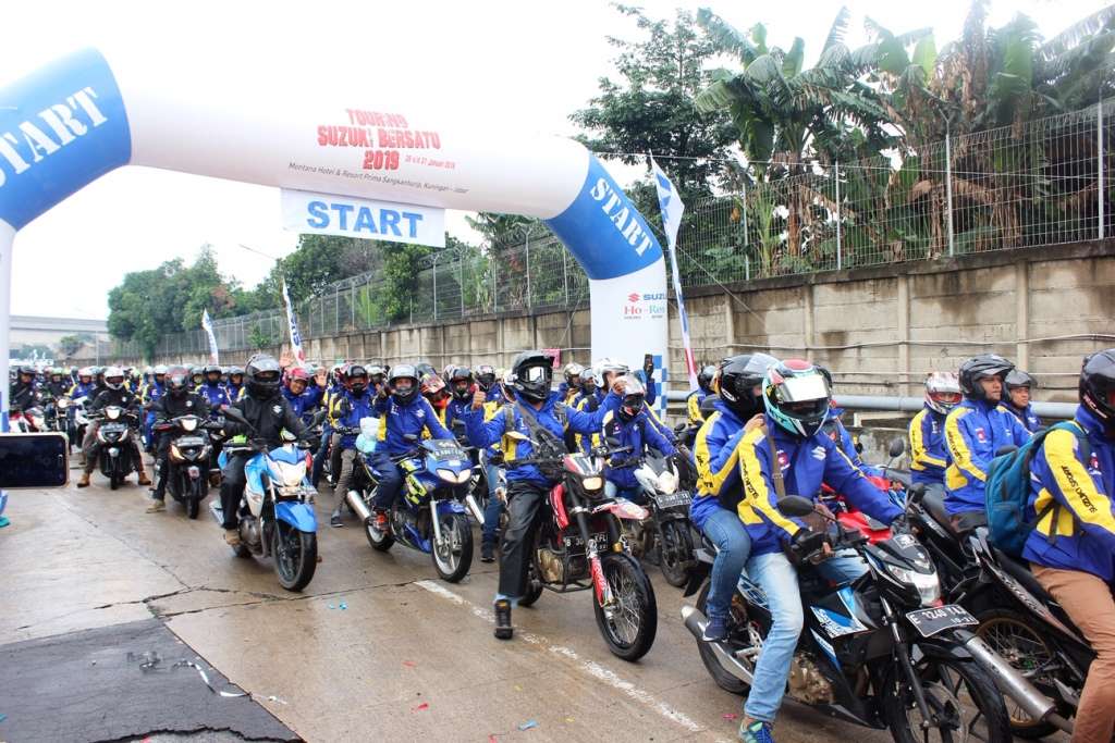 Ribuan bikers antusias mengikuti touring Suzuki.
