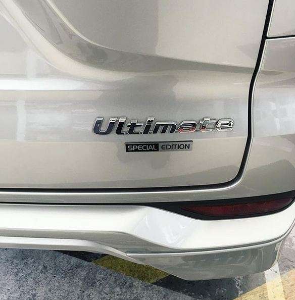 Ada tulisan Ultimate di bagian belakang mobil.
