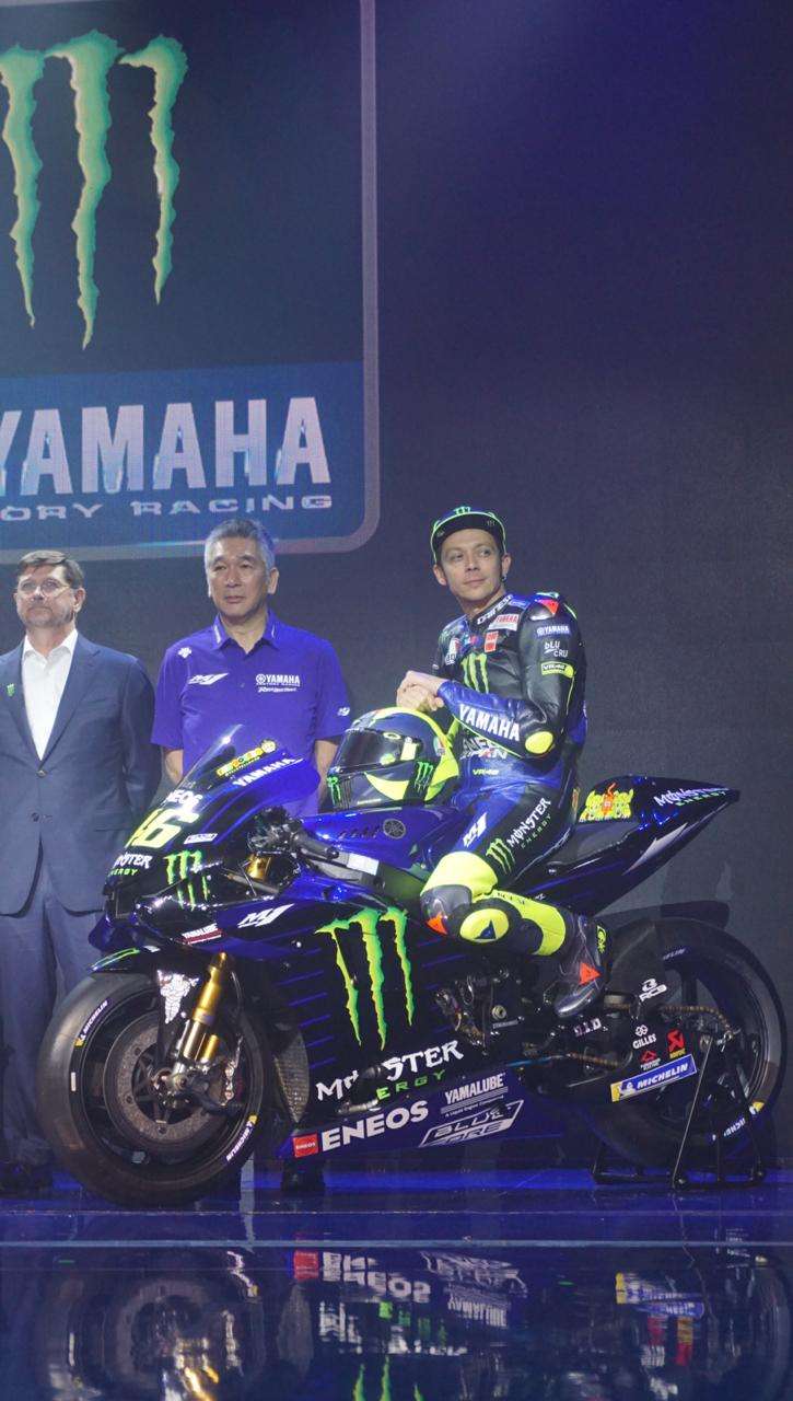 Goresan Monster Energy juga tampak di pakaian balap Yamaha.