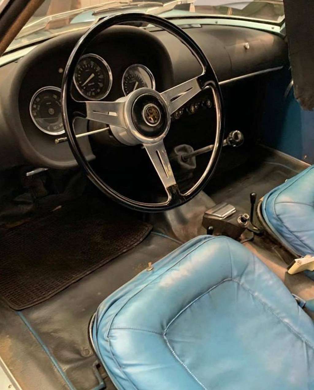 Interior mobilnya masih asli.