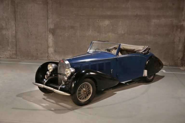 Ada seorang pematung yang jatuh cinta banget dengan mobil Bugatti.