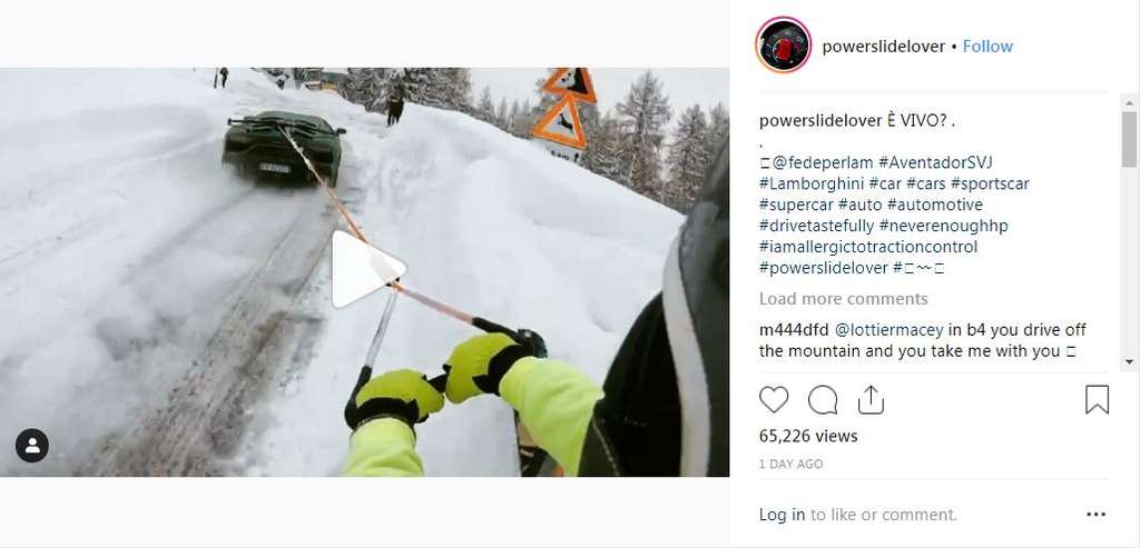 Pemain ski ini ditarik oleh Lamborghini Aventador SVJ.