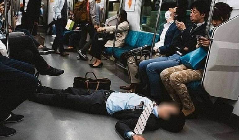 Duh, ada yang orang ketiduran dan berbaring di lantai kereta.
