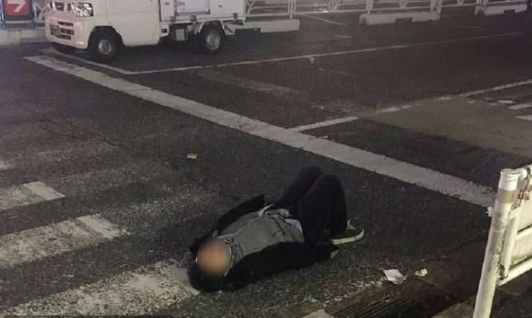 Tidur di tengah jalan.