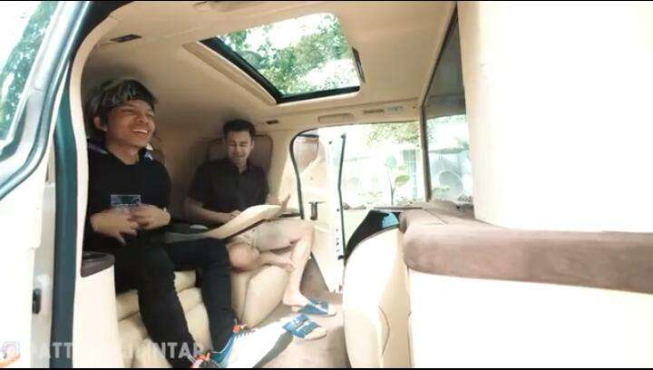 Ada kaca yang membatasi kursi depan dengan kursi tengah.
