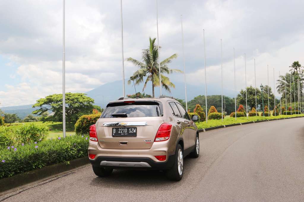 Mobil Chevrolet Trax mempermudah wanita untuk mencatok rambut di mobil.