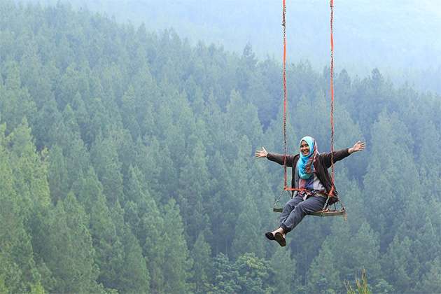 Wisawatan sedang bermain ayunan di The Lodge Maribaya.