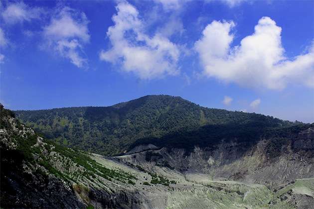 Pemandangan Gunung Tangkuban Perahu.
