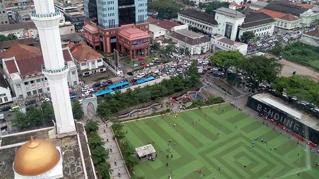 Pemandangan tempat wisata di Bandung yang murah, Alun-alun Kota Bandung.