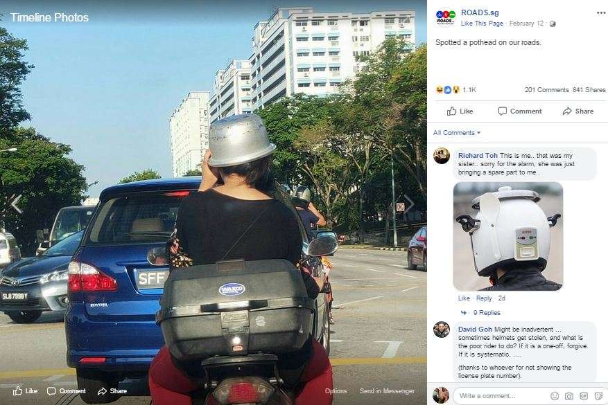 Wanita ini terciduk jadikan panci sebagai helm.