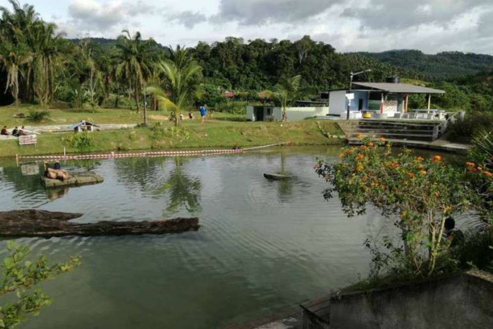 Kolam air panas