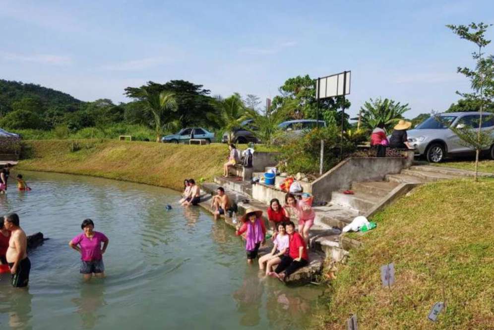 Kolam air panas
