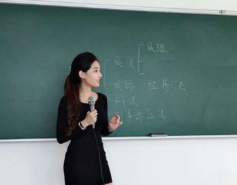 Gaya Cheng Jhia-wen saat mengajar di kelas memakai mini dress.