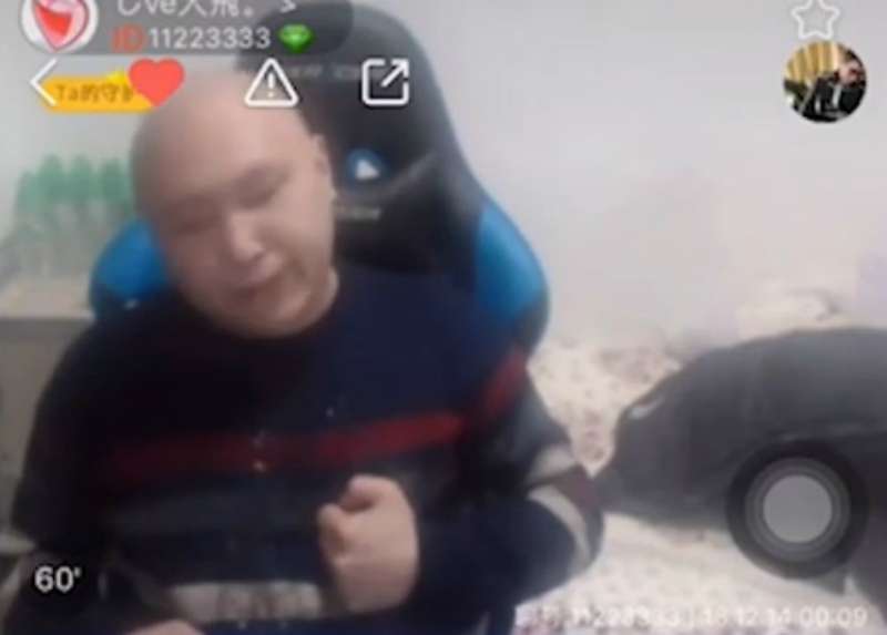 Chu saat livestreaming