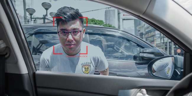 Membuka pintu mobil dengan deteksi wajah.