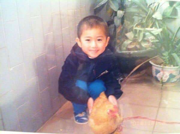 William Lin, saat 6 tahun bersama ayam kesayangannya Ji Ji (Foto: World of Buzz)
