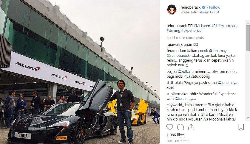 Dia juga berpose di depan mobil Maseratti.