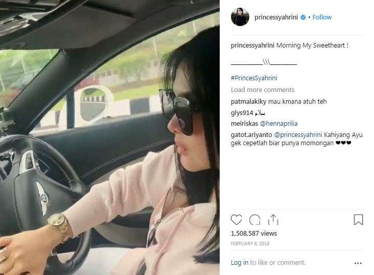 Syahrini mengendarai mobil Bentley.