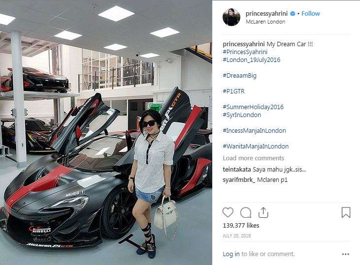 Syahrini berpose di depan mobil McLaren.