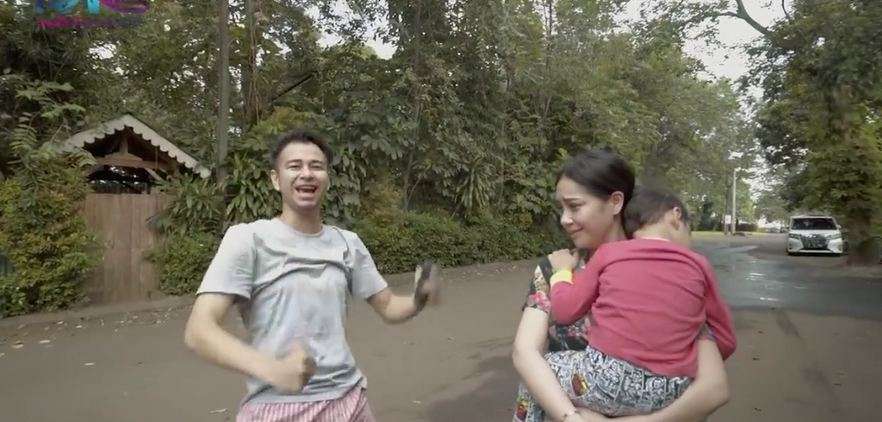 Gigi bingung ada mobil baru di depan halaman.