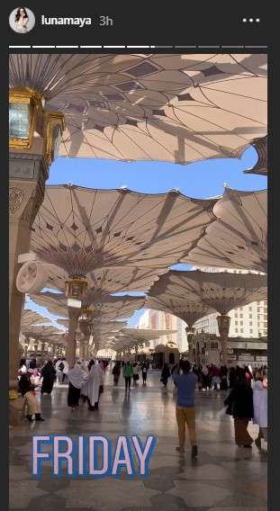 Luna Maya di masjid Nabawi
