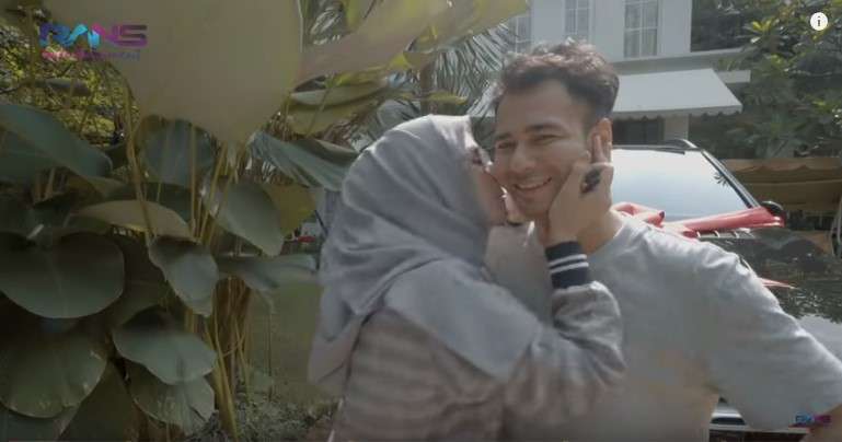 Amy qanita mencium Raffi Ahmad