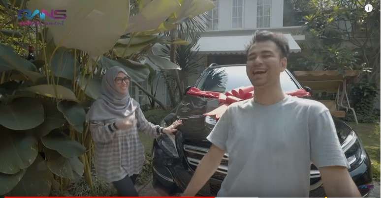 Amy qanita mencium Raffi Ahmad