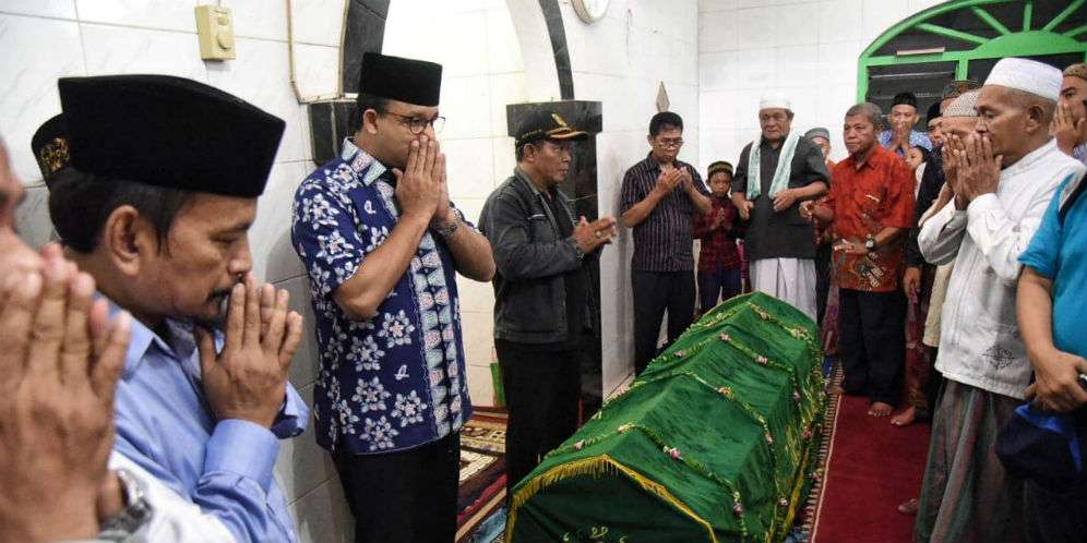Gubernur DKI Jakarta Anies Baswedan berdoa untuk almarhum Rahmat Hidayat