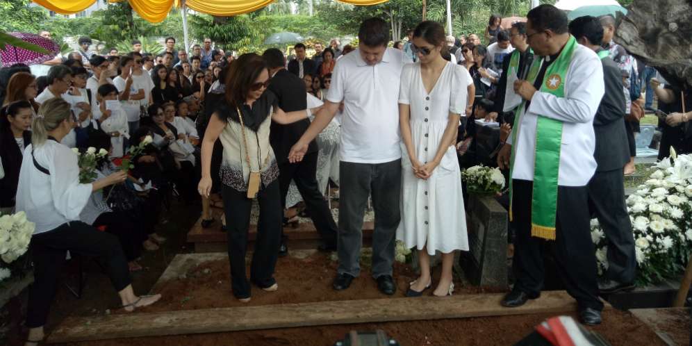 Pemakaman Ibunda Mikha Tambayong