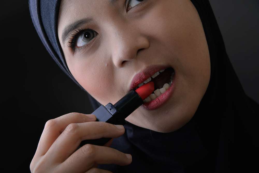 Trik Pakai Lipstik Meski Bibir Pecah-pecah