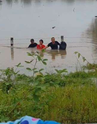 Pengemudi mobil bantu evakuasi korban banjir Instagram @makassar_iinfo