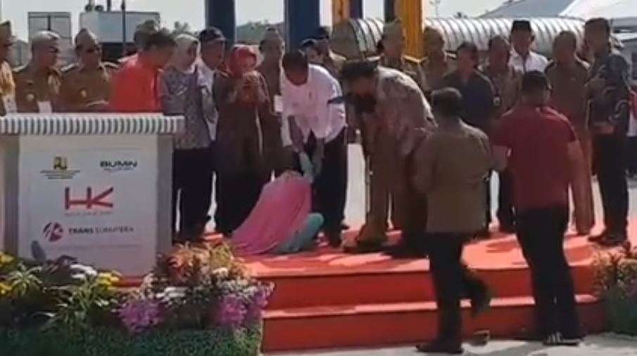 Ibu-ibu merangsek ke arah Jokowi