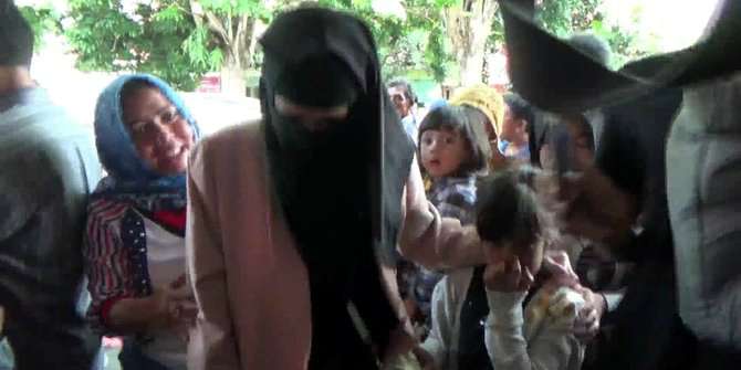 Mulan Jameela bercdar saat besuk Ahmad Dhani Mulan Jameela bercdar saat besuk Ahmad Dhani