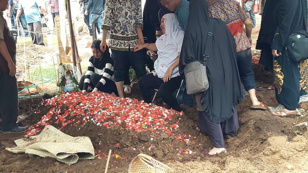 pemakaman ayah putri titian