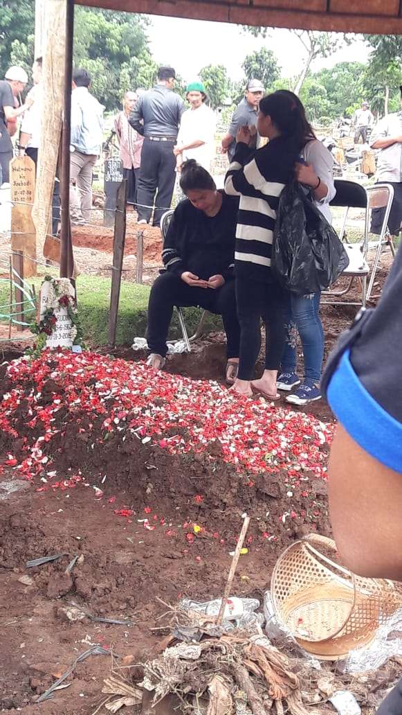 pemakaman ayah putri titian