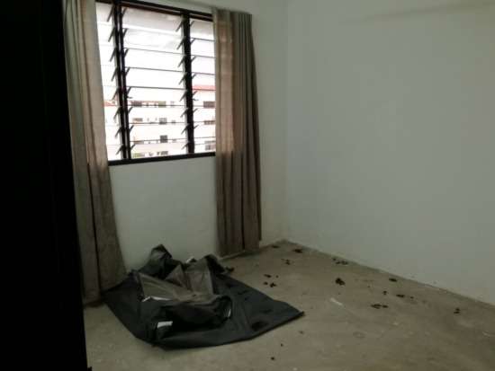 Rumah kontrakan mirip kapal pecah.