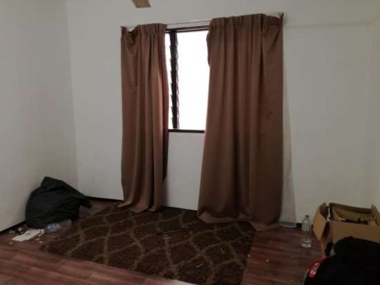 Rumah kontrakan mirip kapal pecah.