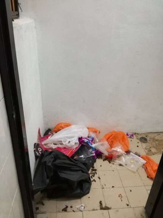 Rumah kontrakan mirip kapal pecah.