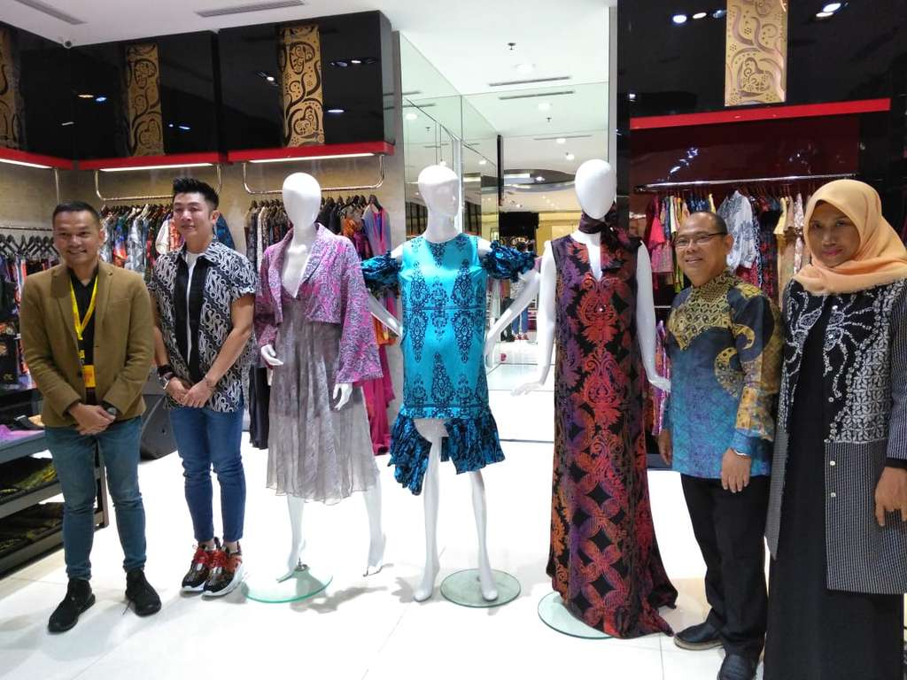 Alleira Batik X Michael Ong Alleira Batik X Michael Ong