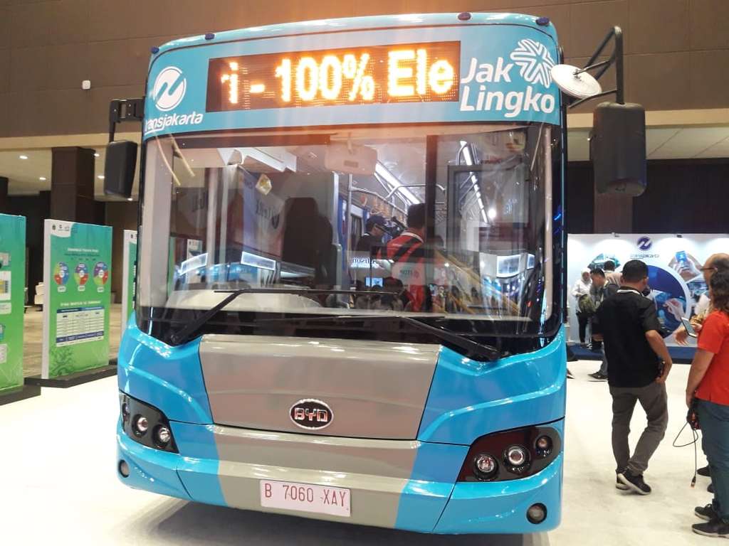 TransJakarta bakal menguji coba bus listrik.
