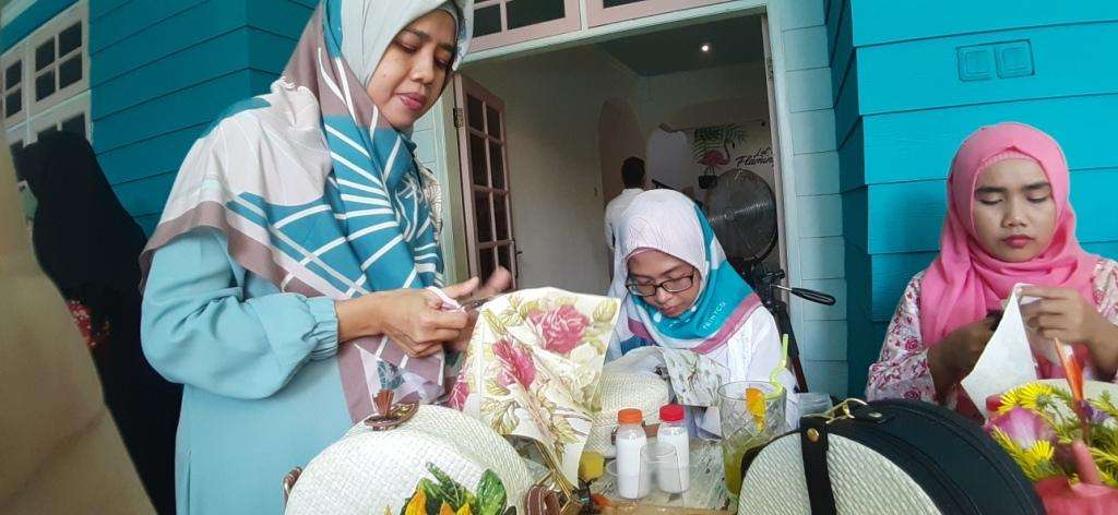 Selain uang, kita bisa berbagi dengan ide atau tenaga.