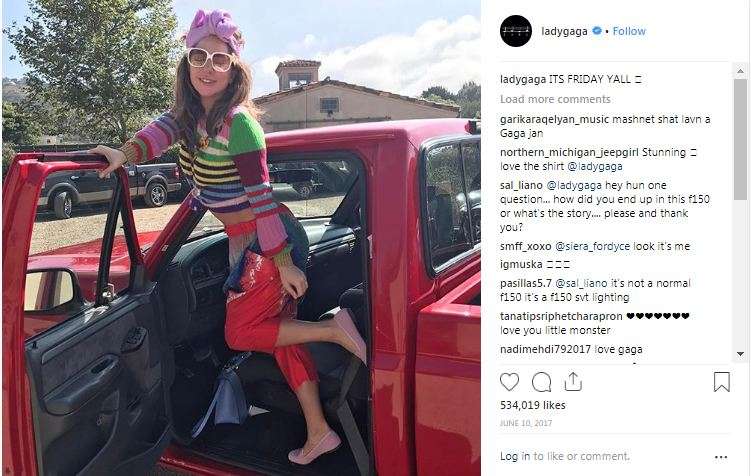 Lady Gaga menjadikan mobil pikap sebagai kendaraan sehari-hari.