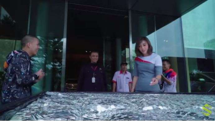 Pramuniaga kaget melihat uang yang dibawa Saiih.