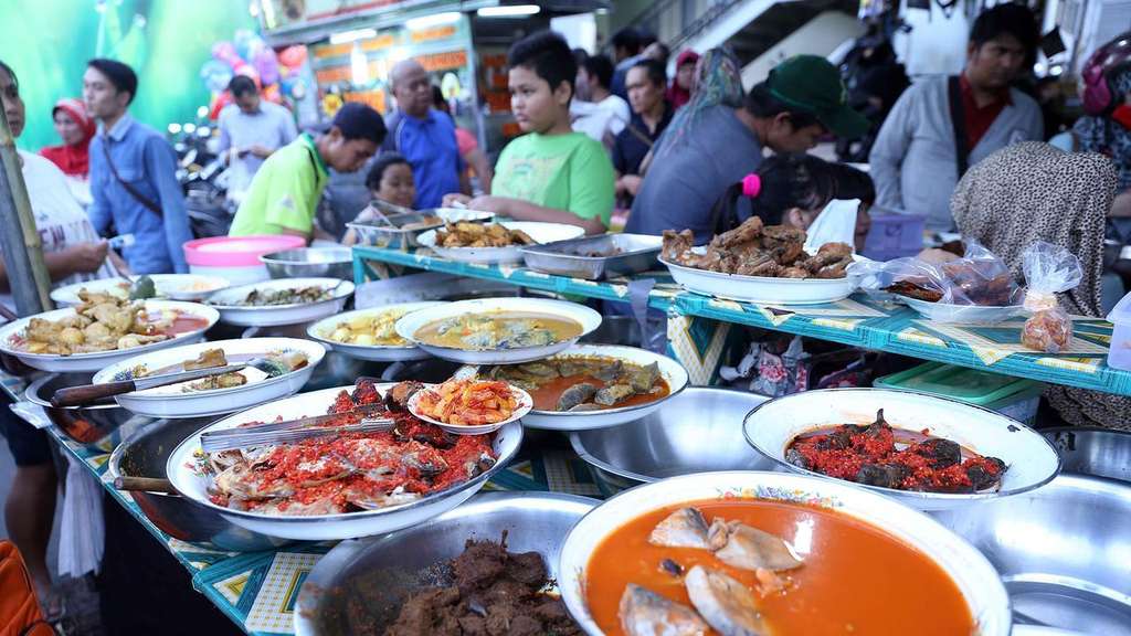Suasana wisata kuliner Benhil.