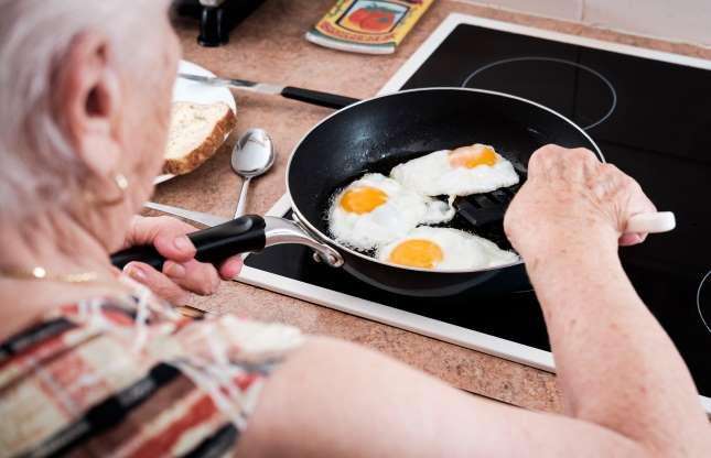 Makan telur mentah bisa memperpanjang usia seseorang.