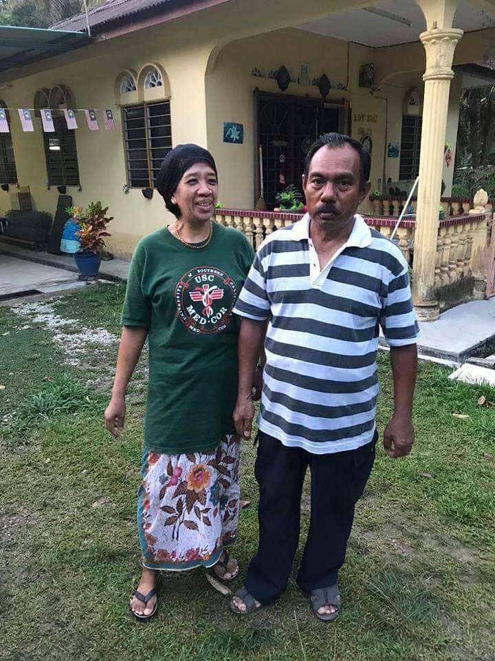 Abu Zarin dan istrinya.